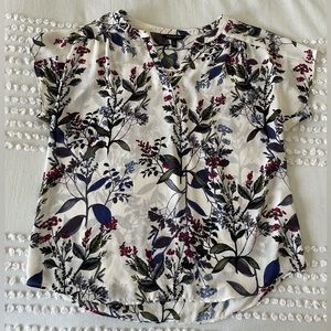 Banana Republic white floral short sleeve v-neck blouse, size L